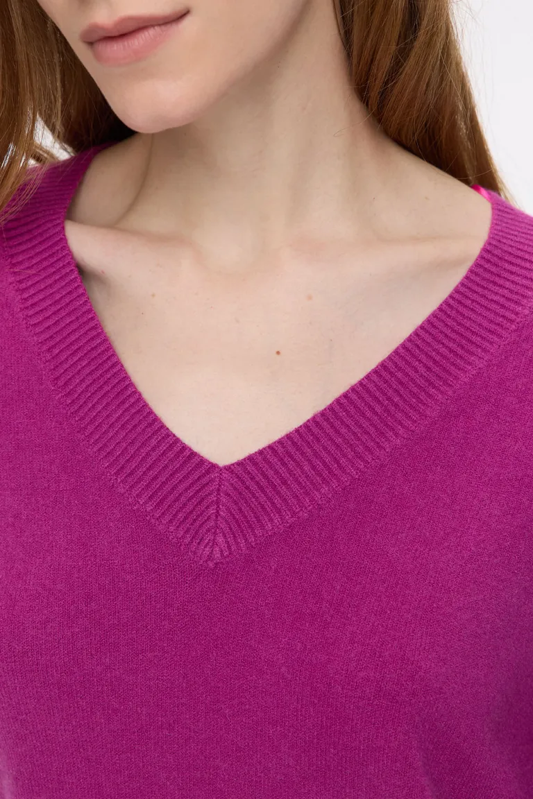 Sweater tejido con cuello en V y detalles de ribb en puños y cintura de Cuesta Blanca en Buzos y Sweaters para argentina
