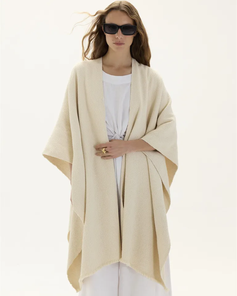 Ruana bruna: Tejido artesanal con flecos cortos para un look sofisticado de Blue Sheep en Capas y Ponchos para argentina