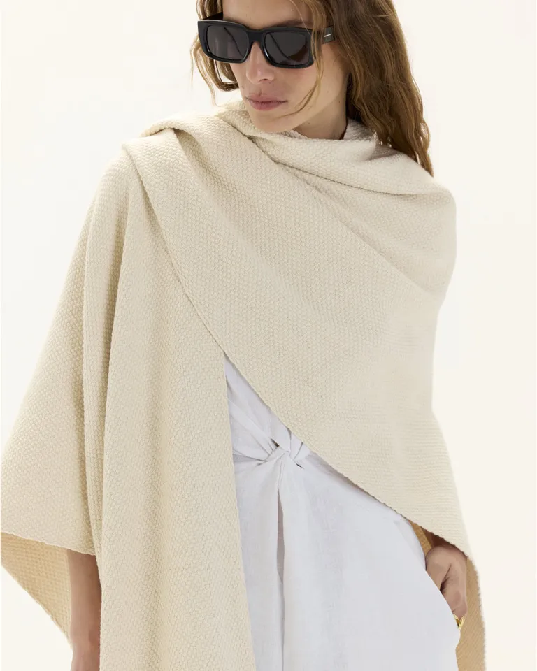 Ruana bruna: Tejido artesanal con flecos cortos para un look sofisticado de Blue Sheep en Capas y Ponchos para argentina