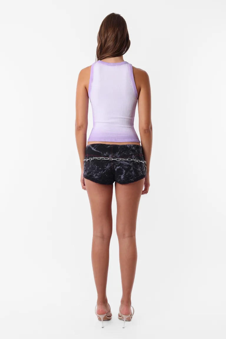 Shorts de corte slim con detalles de costuras rojas y lavado artesanal de Top White en Shorts para argentina