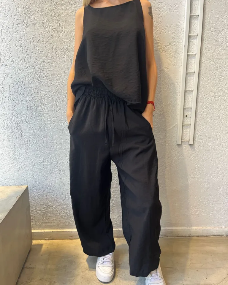 Mono de satén negro, diseño evase y silueta holgada para un look fresco y moderno de Belle en Monos para argentina