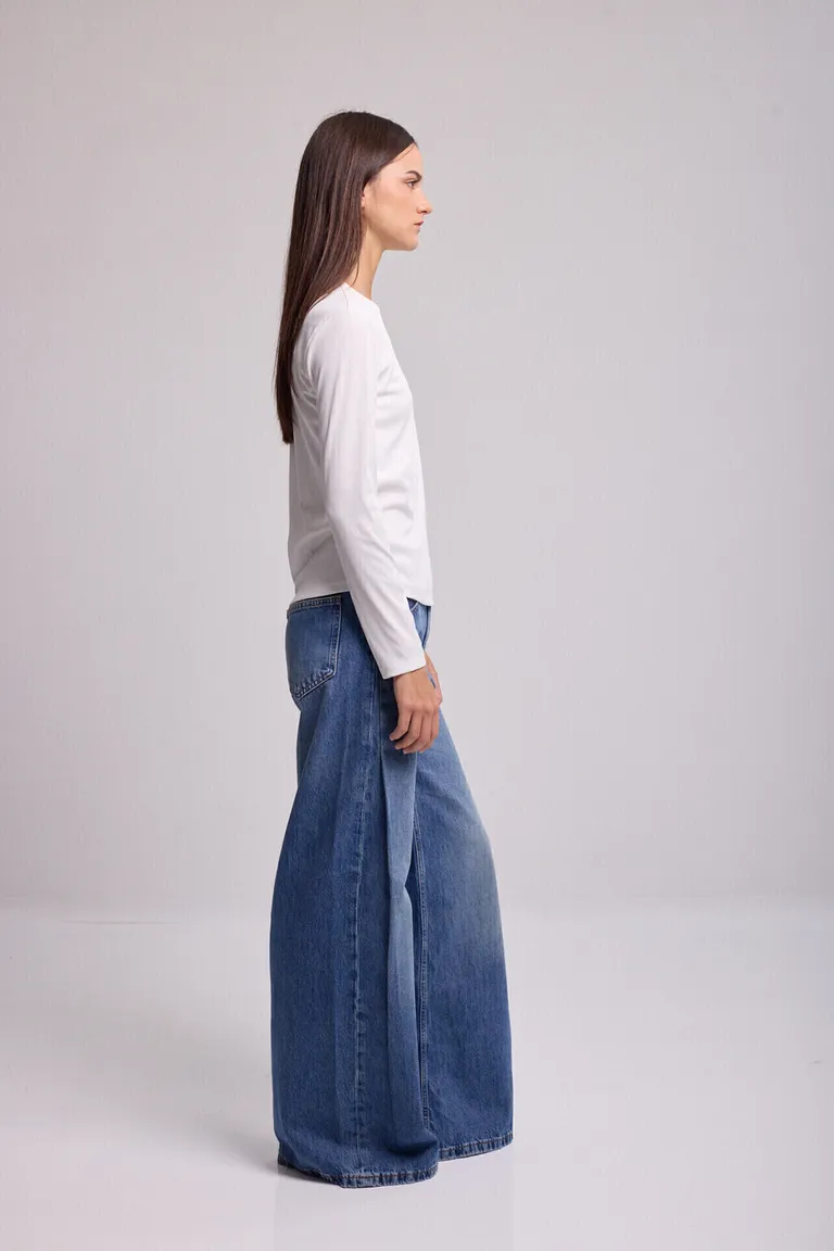 Remera de mujer manga larga con cuello redondo de ajuste entallado y diseño minimalista de Kill en Remeras para argentina