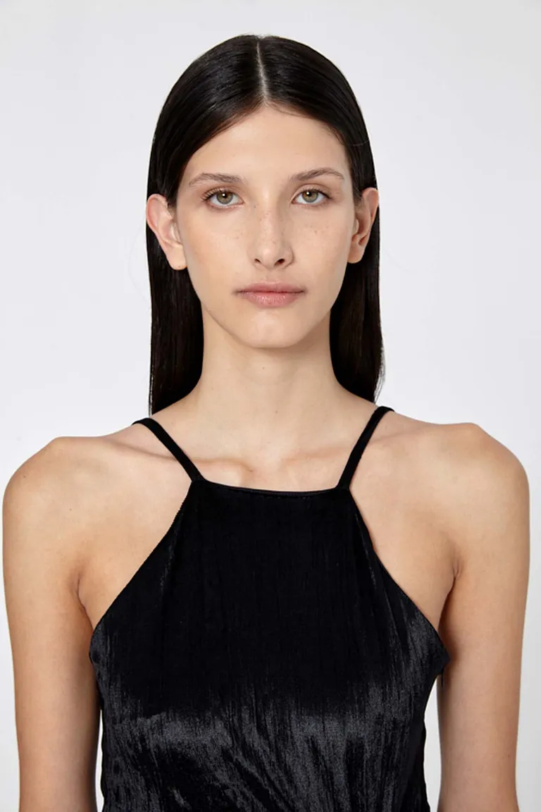 Vestido de velvet negro con escote ajustable y drapeado en la cintura de Naíma en Vestidos para argentina