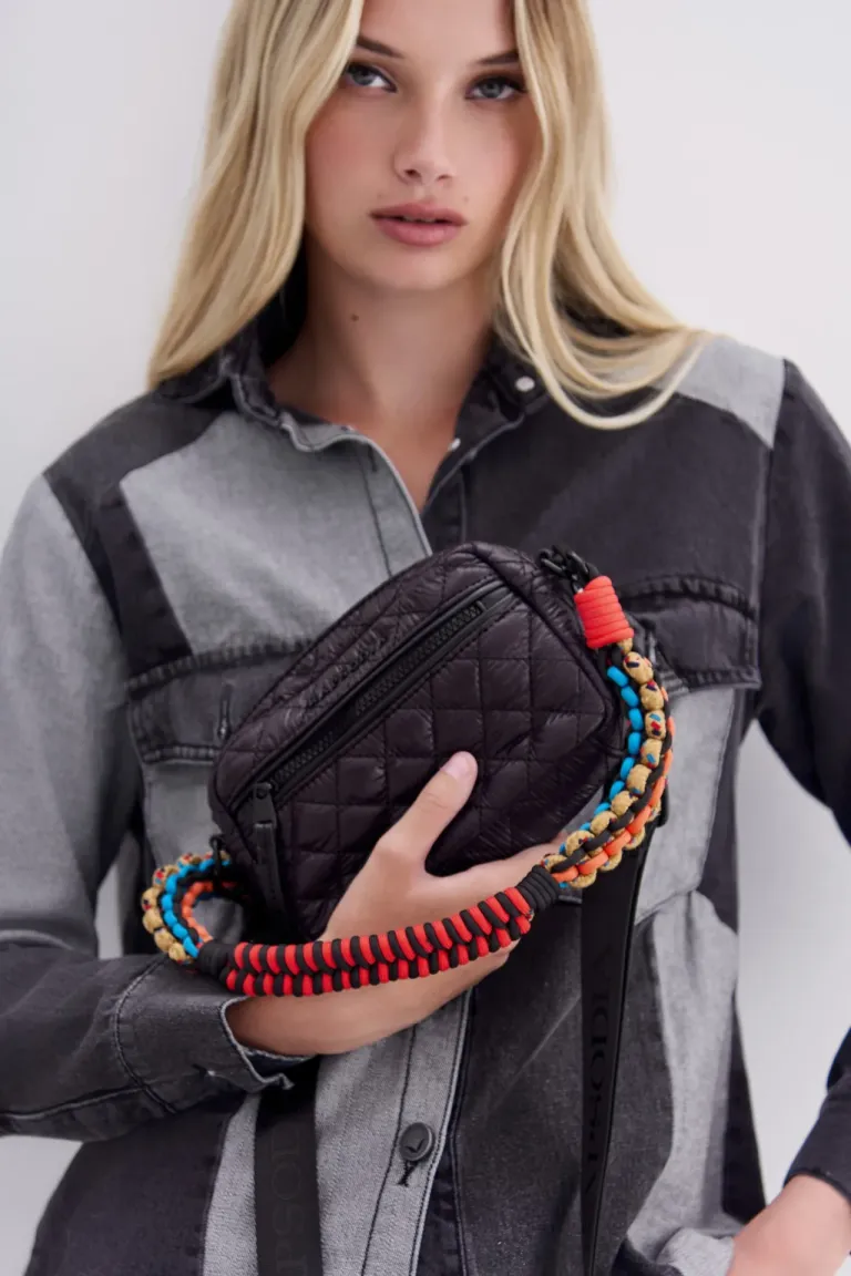 Cartera bandolera matelassé en color negro con correa trenzada multicolor de Rapsodia en Bolsos y Carteras para argentina