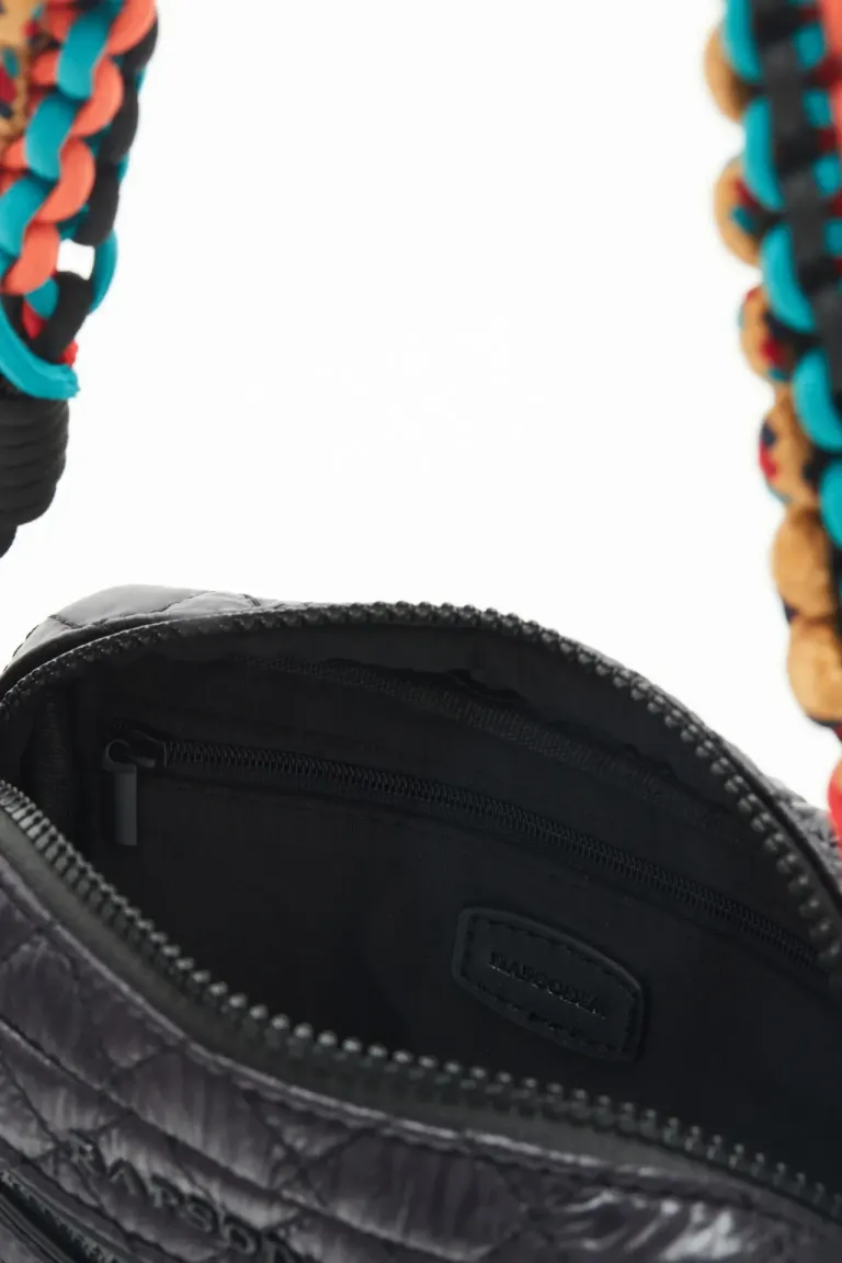 Cartera bandolera matelassé en color negro con correa trenzada multicolor de Rapsodia en Bolsos y Carteras para argentina