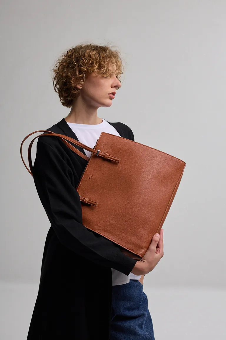 Cartera de mano con doble manija y compartimento central espacioso de Kill en Bolsos y Carteras para argentina