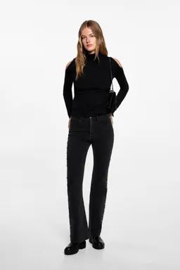 Remera cuello alto aberturas de Mango Teen en Buzos y Sweaters para argentina