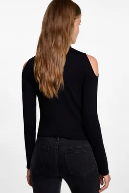 Remera cuello alto aberturas de Mango Teen en Buzos y Sweaters para argentina