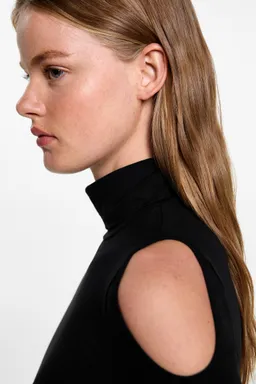 Remera cuello alto aberturas de Mango Teen en Buzos y Sweaters para argentina