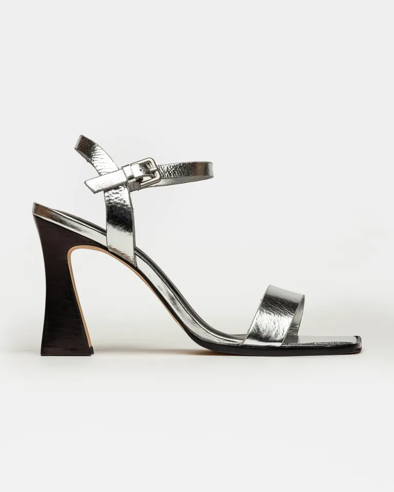 Sandalias altas de cuero metalizado con taco de madera oscura para mujer de Prüne en Sandalias para argentina