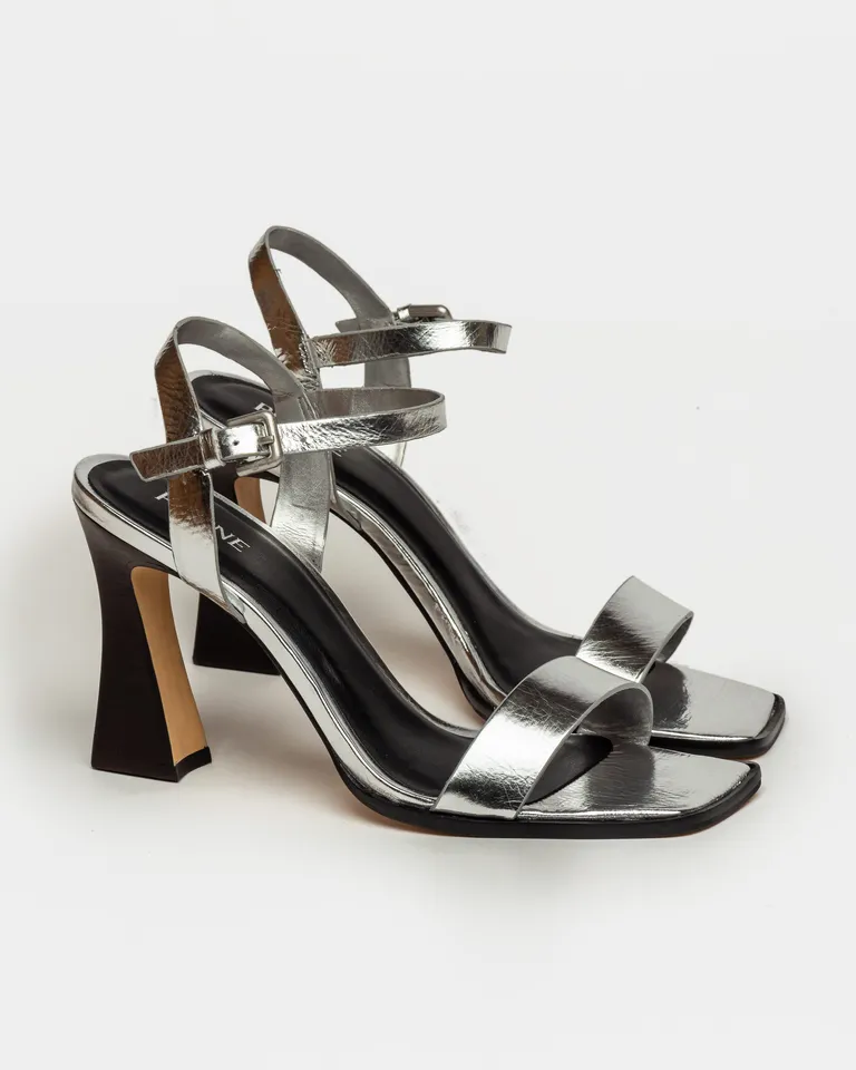 Sandalias altas de cuero metalizado con taco de madera oscura para mujer de Prüne en Sandalias para argentina