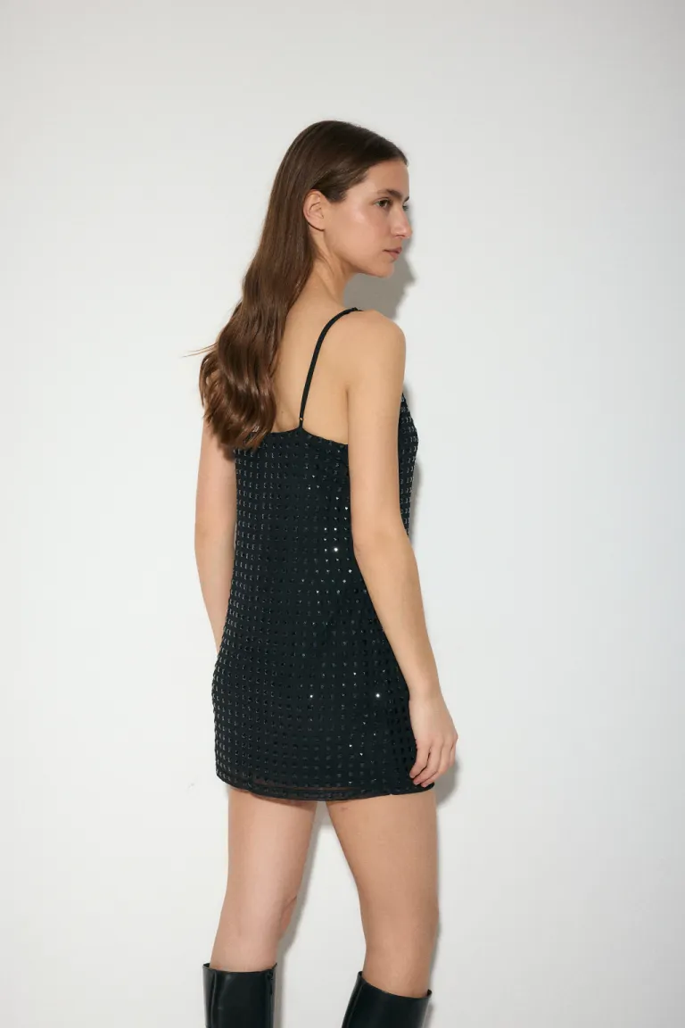 Vestido musculosa negro con tachas - Elegancia y estilo para toda ocasión de Audaz en Vestidos para argentina