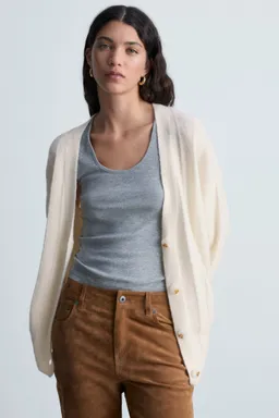 Cárdigan largo con botones de Mango en Buzos y Sweaters para argentina