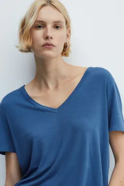 Remera cuello pico de Mango en Remeras para argentina