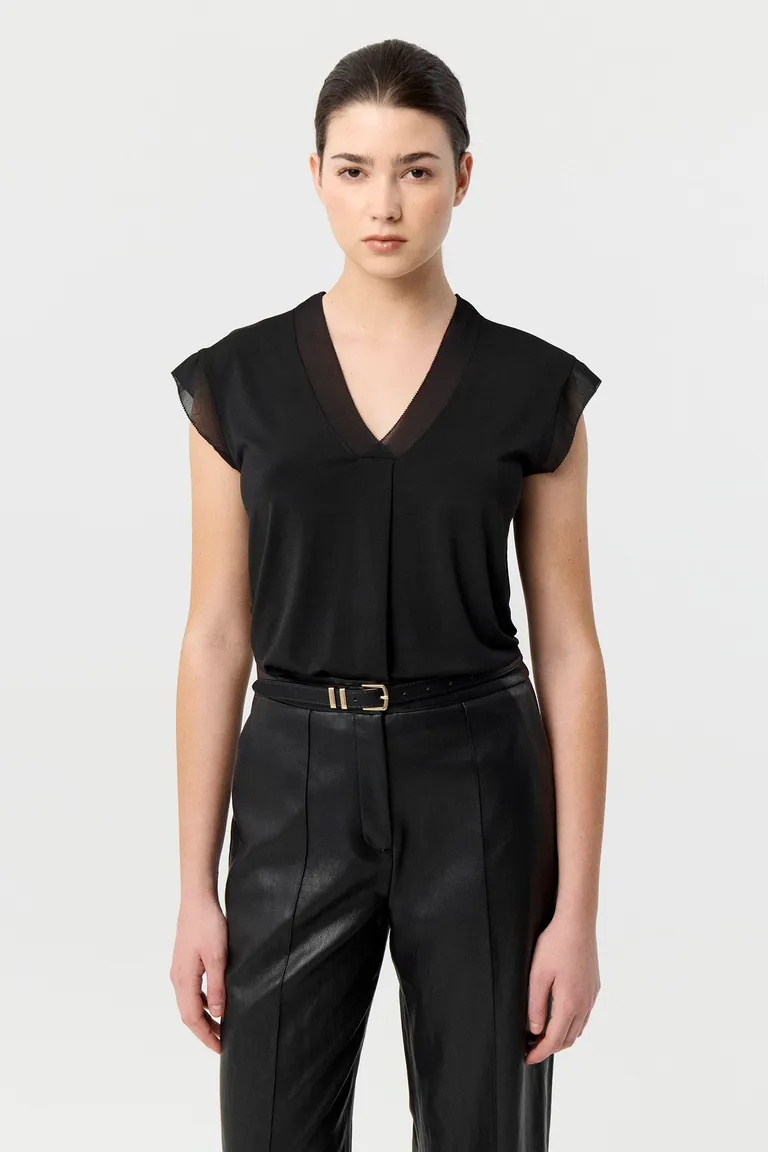 Remera con escote en v, detalle de tabla central y hombros caídos para mujer de Markova en Remeras para argentina