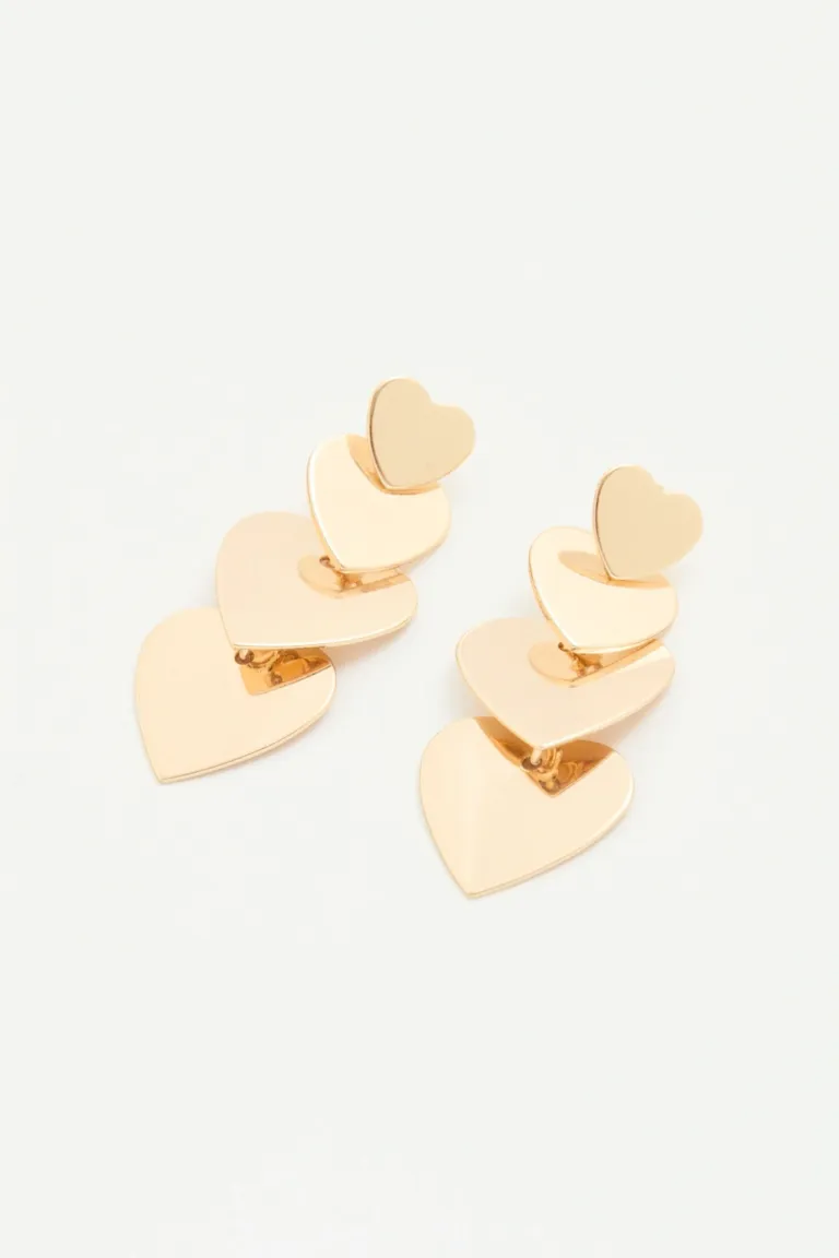 Aretes largos de corazones dorados en distintos tamaños de Rapsodia en Bijouterie para argentina