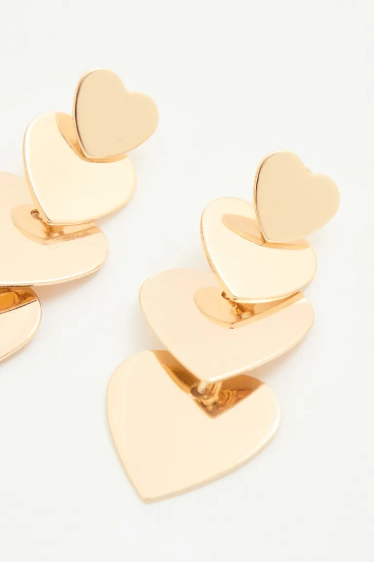 Aretes largos de corazones dorados en distintos tamaños de Rapsodia en Bijouterie para argentina
