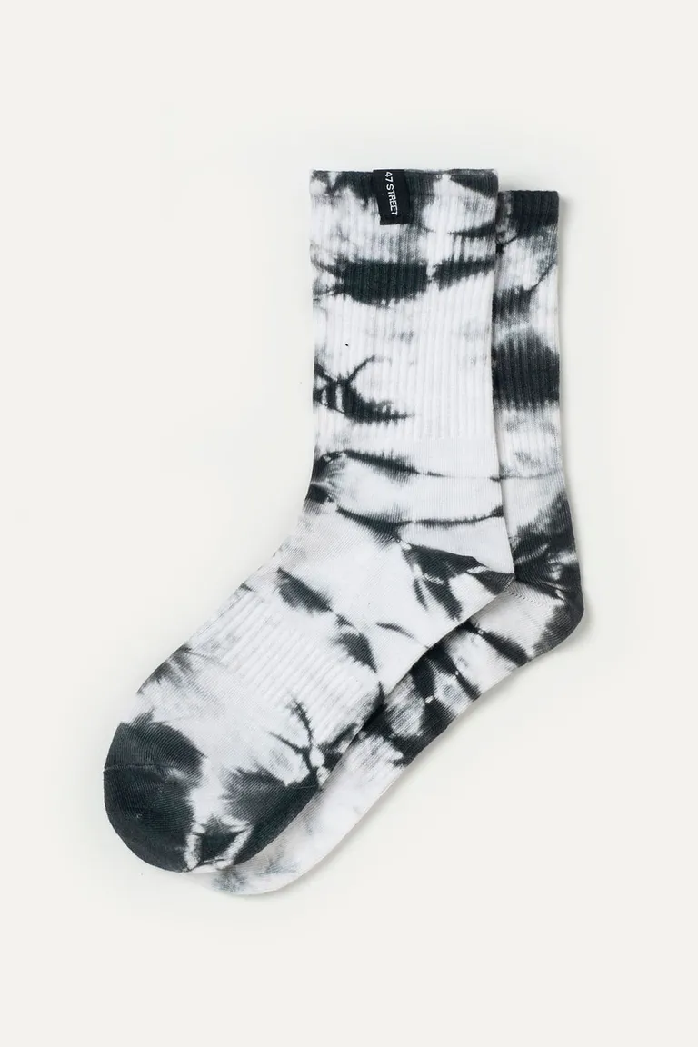 Medias caña media con un diseño tie-dye único y relajado de 47 Street en Ropa Interior y Medias para argentina