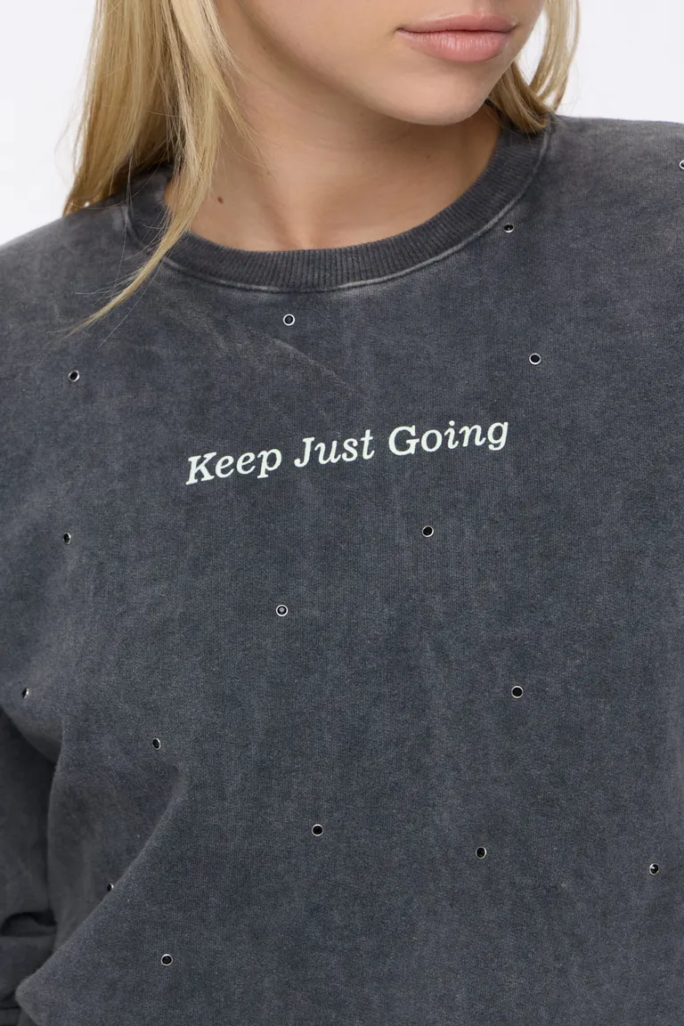 Buzo oversize con cuello redondo, puños acanalados y detalles de strass de Cuesta Blanca en Buzos y Sweaters para argentina