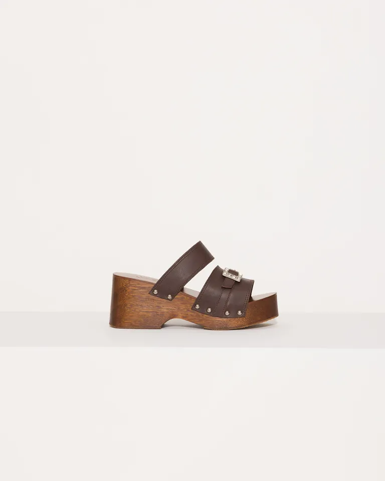 Zuecos de cuero con hebilla de strass y suela de madera para mujer de Jazmin Chebar en Zuecos Planos para argentina