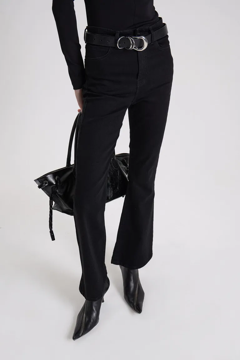 Pantalón de tiro medio con corte acampanado y diseño clásico de Maria Cher en Pantalones para argentina