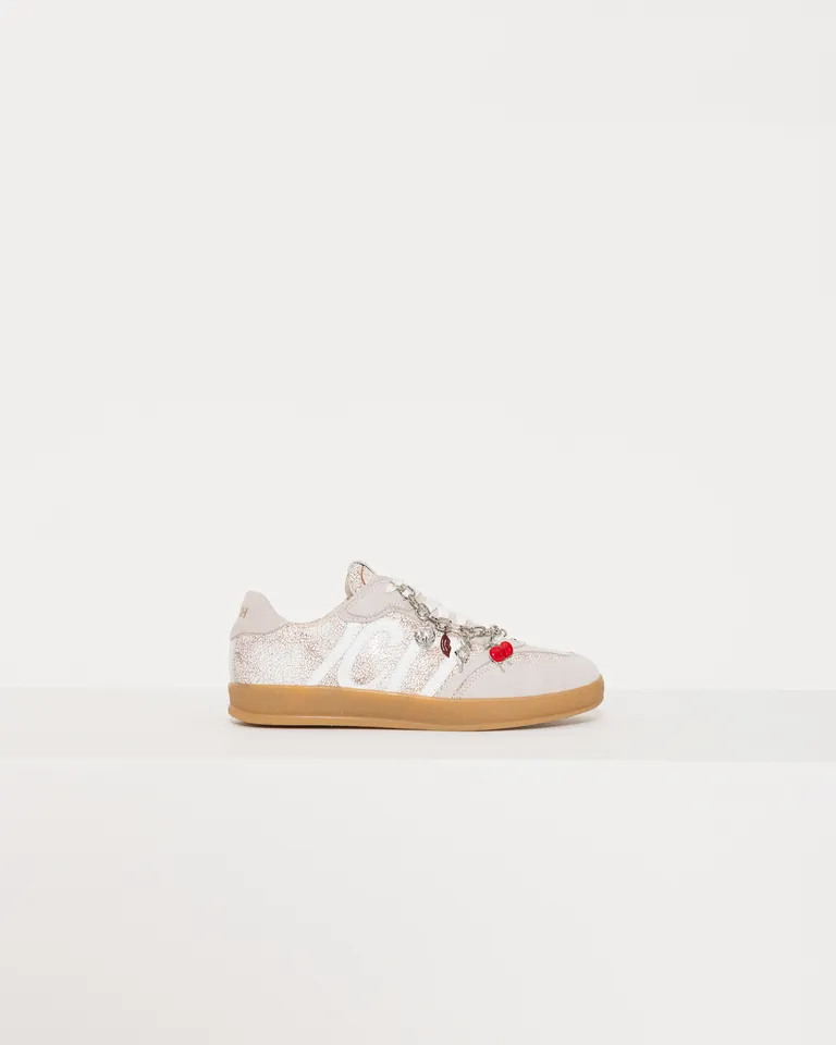 Zapatillas acordonadas de cuero con detalles metálicos y decorativos de Jazmin Chebar en Zapatillas para argentina