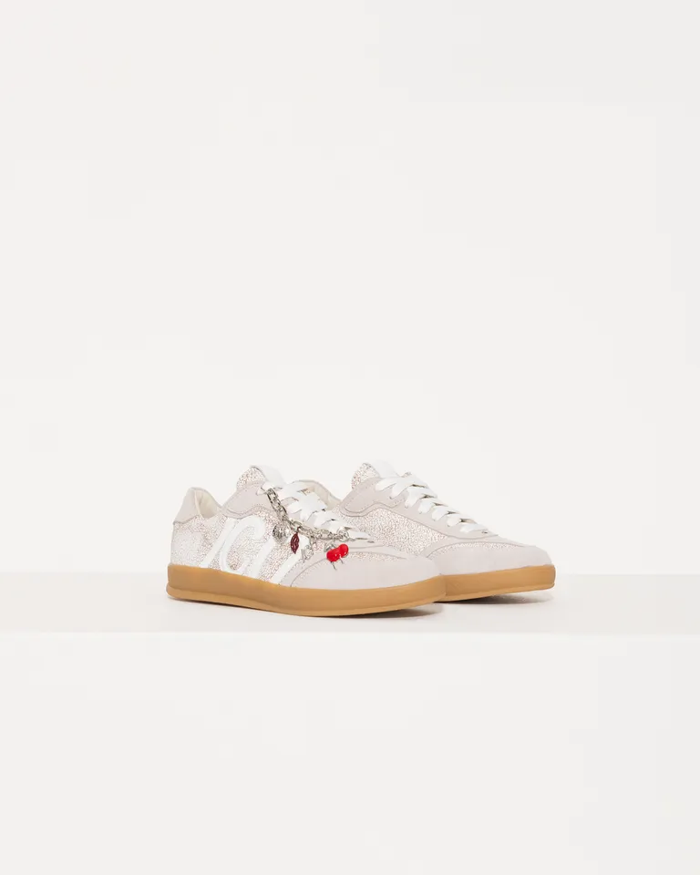 Zapatillas acordonadas de cuero con detalles metálicos y decorativos de Jazmin Chebar en Zapatillas para argentina