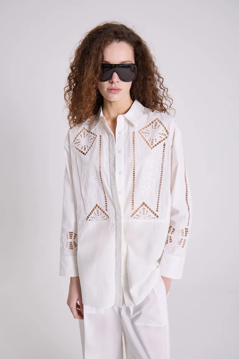 Camisa blanca de poplín con bordados calados geométricos y corte recto de Maria Cher en Camisas para argentina