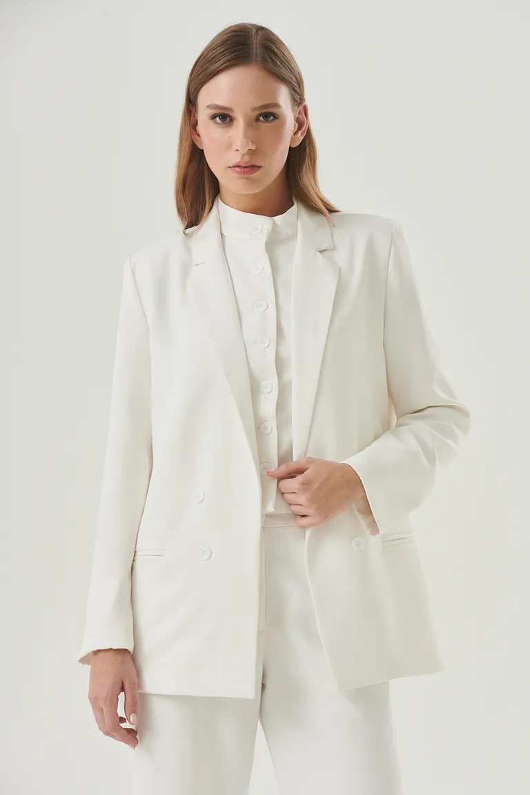 Blazer sastre blanco con cierre doble y solapas marcadas - Elegancia atemporal para tu closet de Sweet en Blazers para argentina