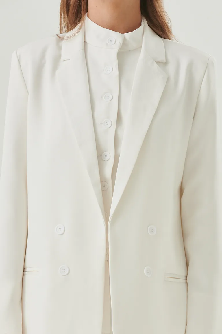 Blazer sastre blanco con cierre doble y solapas marcadas - Elegancia atemporal para tu closet de Sweet en Blazers para argentina