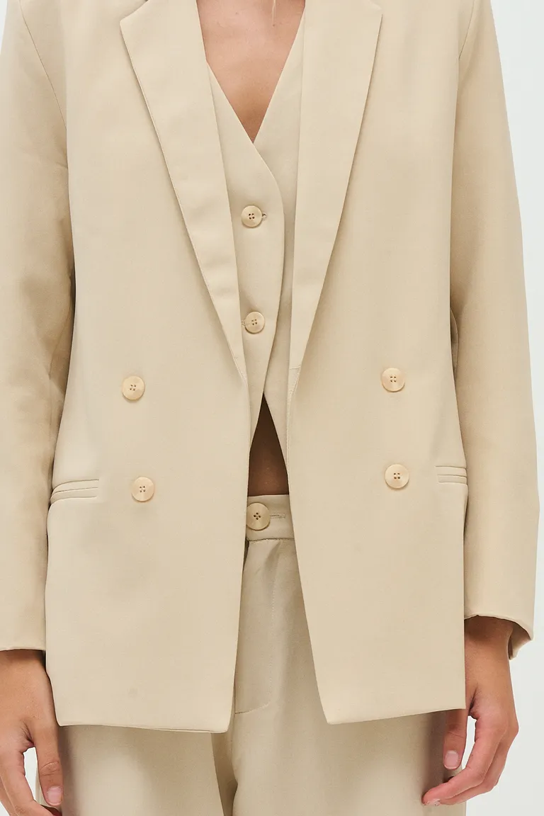 Blazer sastre blanco con cierre doble y solapas marcadas - Elegancia atemporal para tu closet de Sweet en Blazers para argentina