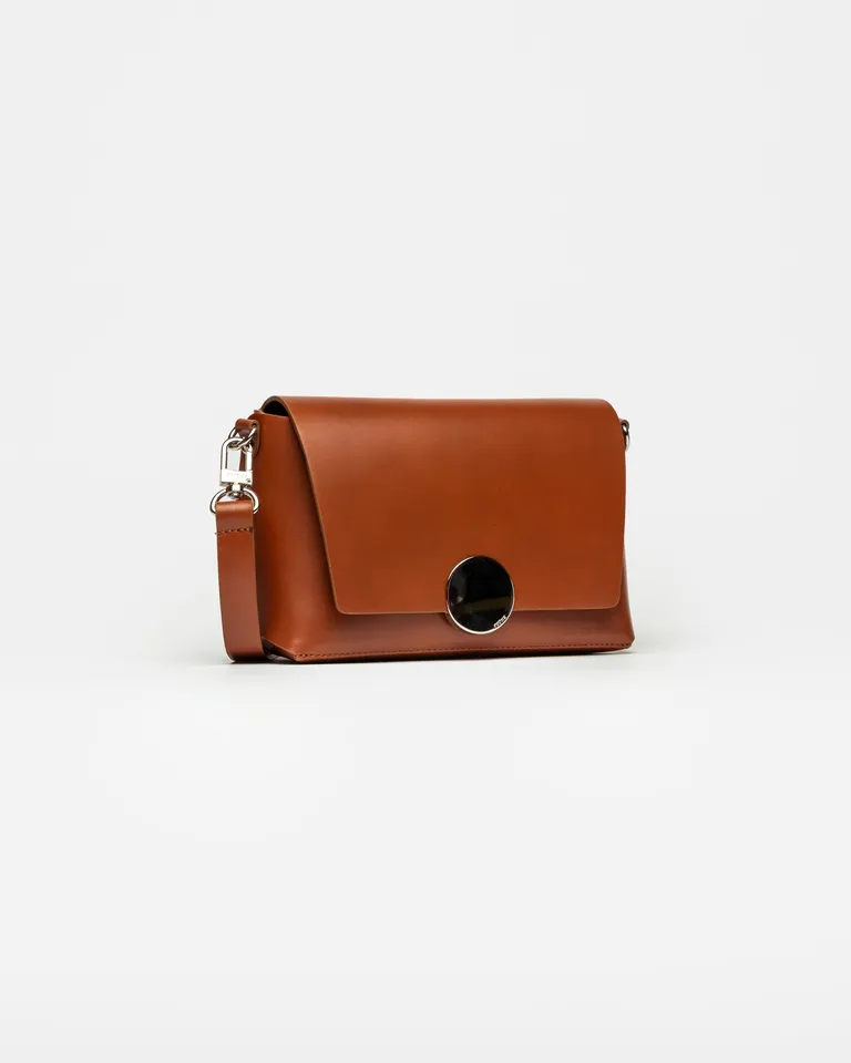 Bandolera de cuero marrón con cierre magnético y diseño minimalista de Prüne en Bolsos y Carteras para argentina