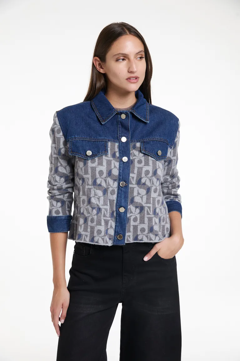 Chaqueta híbrida con diseño de monograma y detalles en denim con cierre de botones de Justaosadia en Chaquetas para argentina
