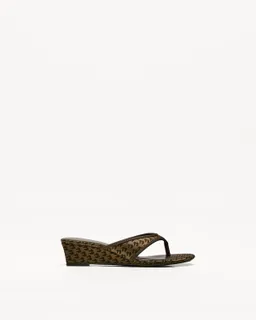 Sandalia tacón cuña monograma de Bershka en Sandalias para argentina