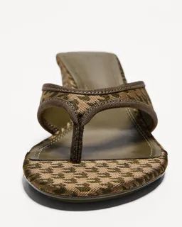 Sandalia tacón cuña monograma de Bershka en Sandalias para argentina