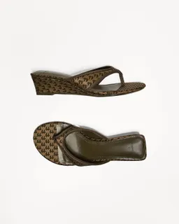 Sandalia tacón cuña monograma de Bershka en Sandalias para argentina