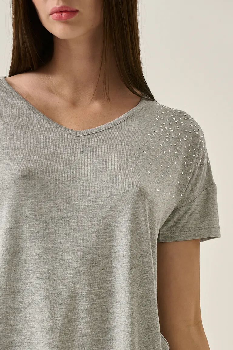 Remera de modal con cuello en V y apliques de strass en los hombros de Sweet en Remeras para argentina