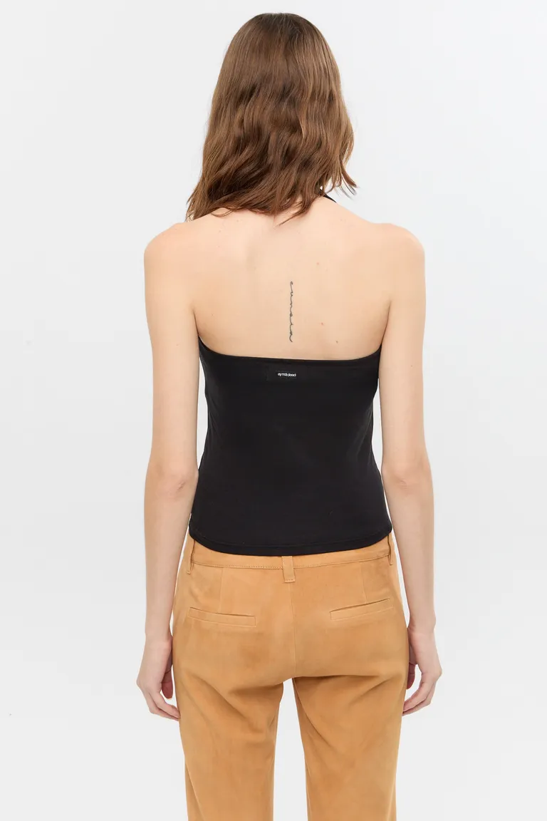 Top negro sin mangas con detalles de tachas alrededor del escote halter de Ay Not Dead en Tops para argentina
