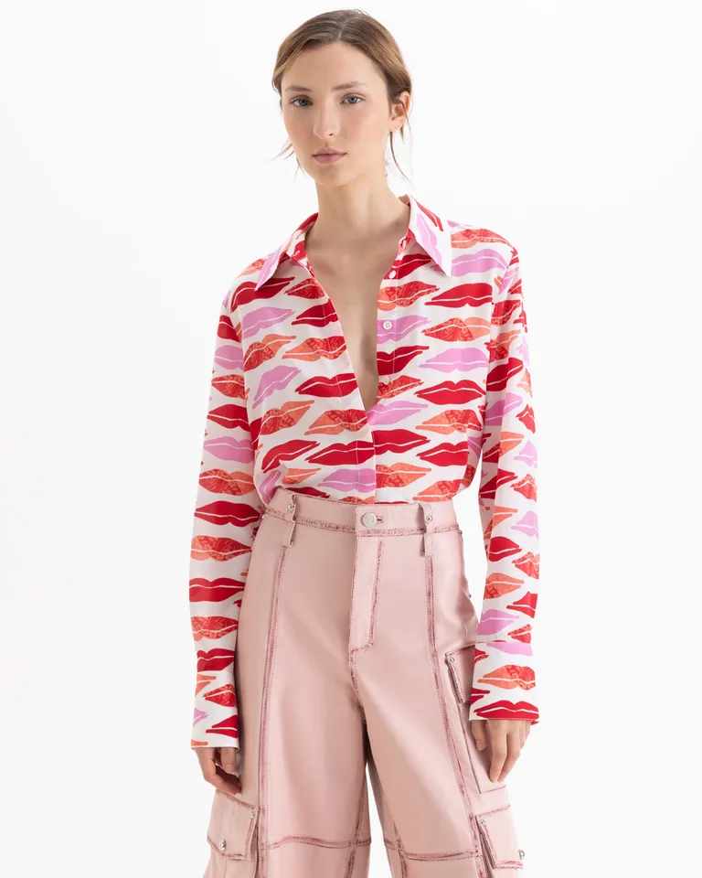 Camisa con estampa de labios y cierre frontal oculto de Jazmin Chebar en Camisas para argentina
