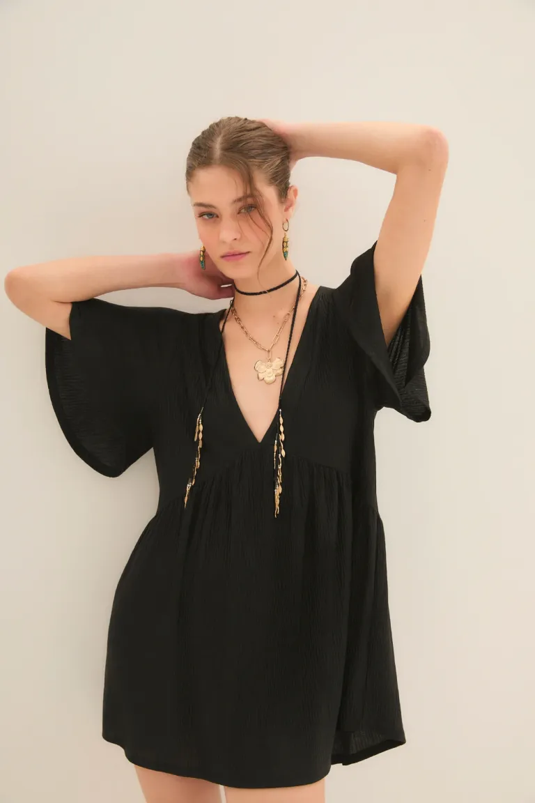 Vestido corto negro con escote en V y efecto foil de Rapsodia en Vestidos para argentina