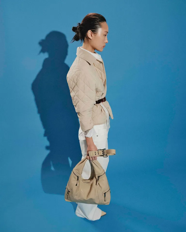 Bolso de nylon lavado con detalles en costuras contrastantes, diseño urbano y funcional de Prüne en Bolsos y Carteras para argentina