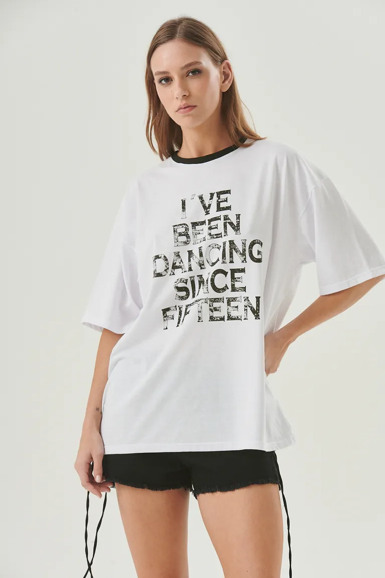 Remera blanca oversize con estampa de frase moderna y diseño relajado de Sweet en Remeras para argentina