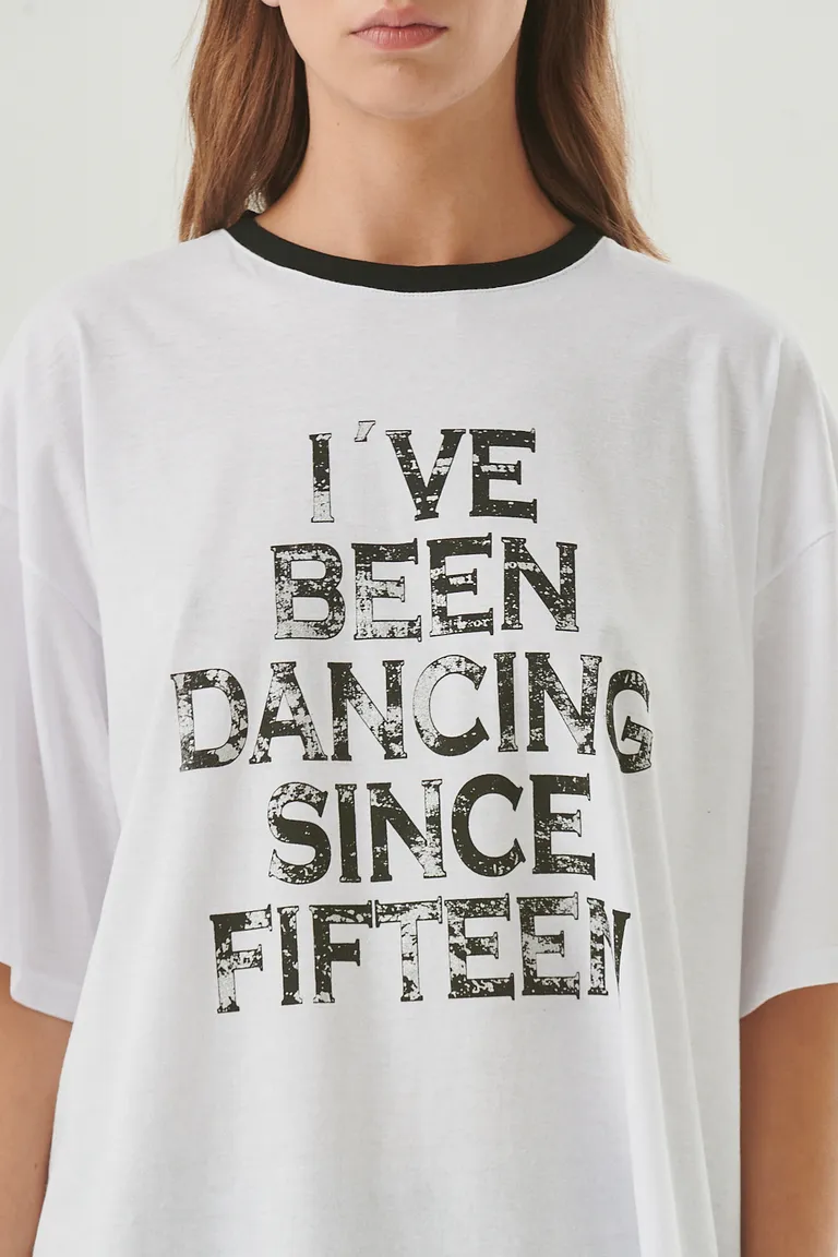 Remera blanca oversize con estampa de frase moderna y diseño relajado de Sweet en Remeras para argentina