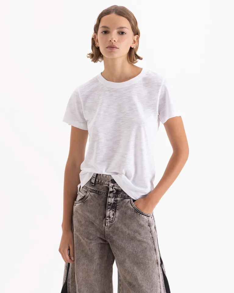 Remera de mangas cortas con cuello redondo a la base y tajos laterales en el ruedo de Jazmin Chebar en Remeras para argentina