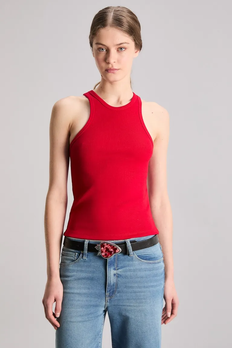 Musculosa sin mangas en color rojo intenso para un look fresco y femenino de Kosiuko en Remeras para argentina