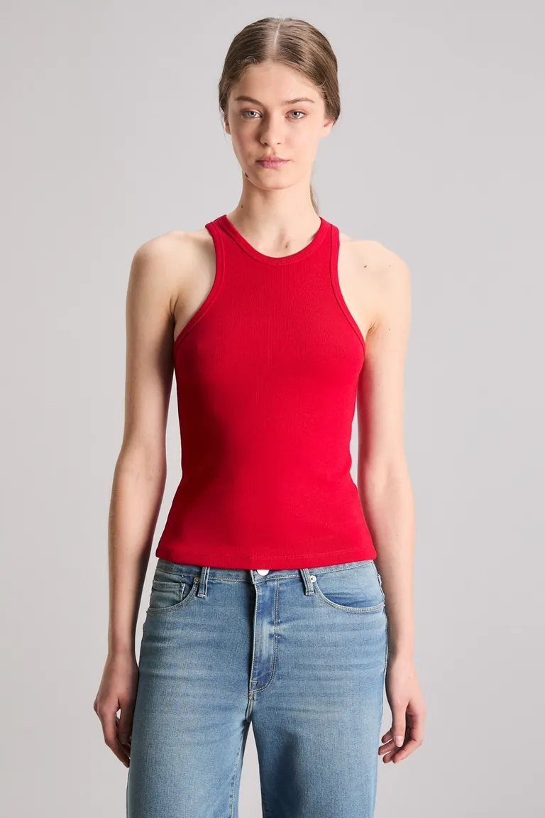 Musculosa sin mangas en color rojo intenso para un look fresco y femenino de Kosiuko en Remeras para argentina