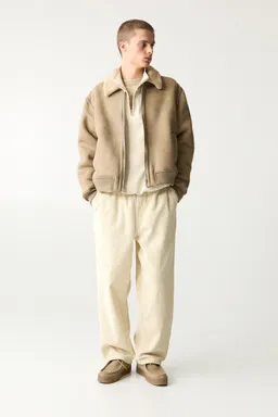 Campera gamuza y corderito de Pull&Bear en Abrigos y Camperas para argentina