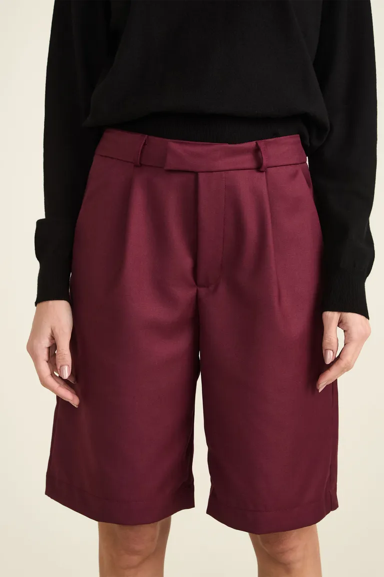 Bermuda sastrera de tiro alto con bolsillos laterales y pinzas frontales de Cuesta Blanca en Shorts para argentina