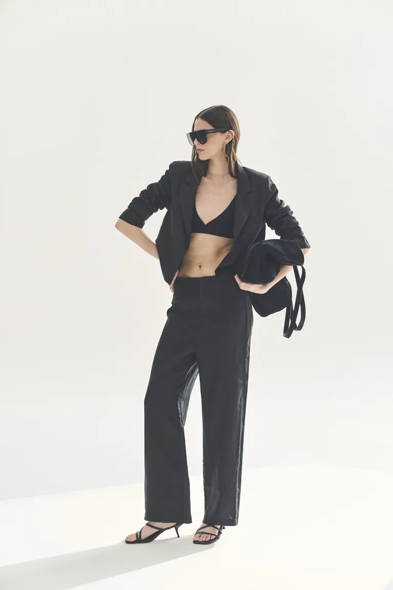 Blazer negro de corte moderno y elegante para look sofisticado de Akiabara en Blazers para argentina