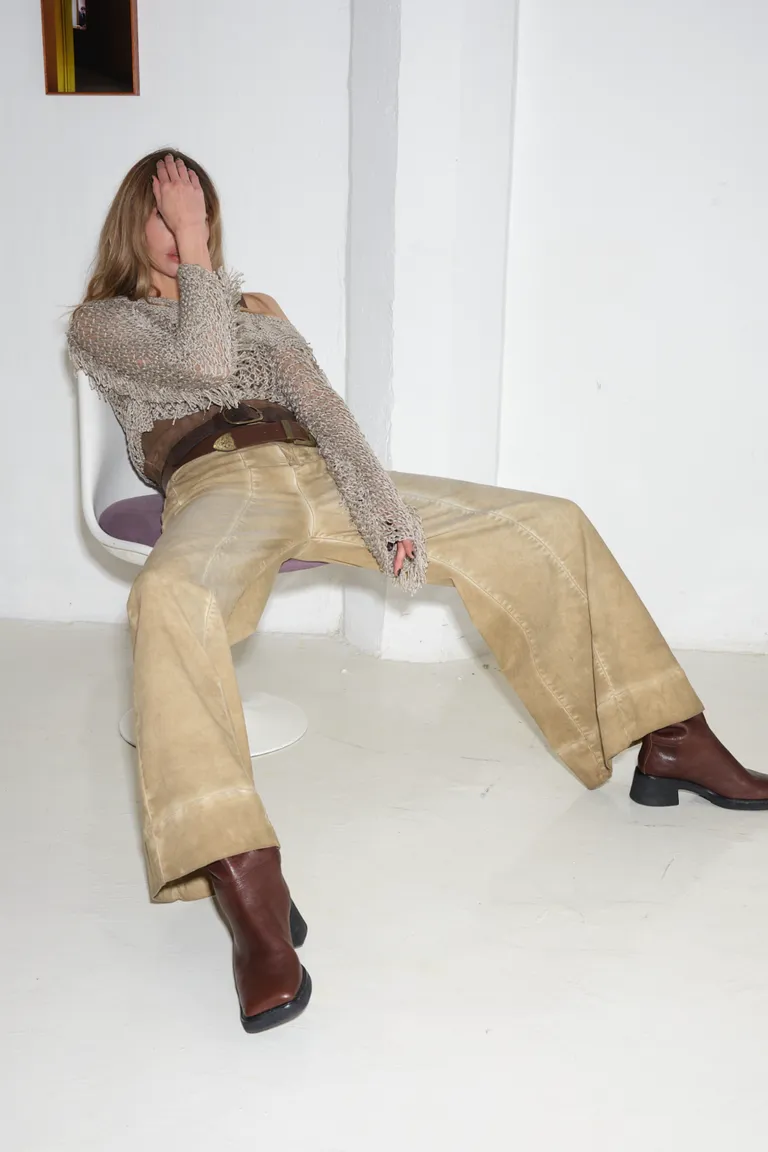 Pantalón de denim teñido a mano con proceso artesanal de Allo Martinez en Pantalones para argentina